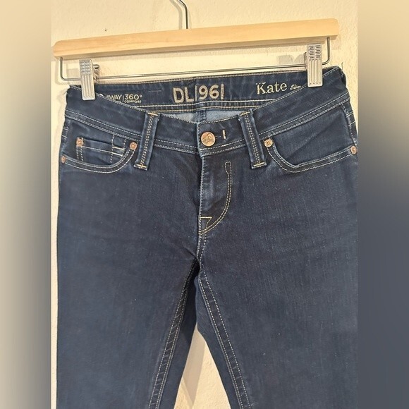 DL1961 Kate Slim Straight Dark Wash Jeans Size 26 - Picture 5 of 12